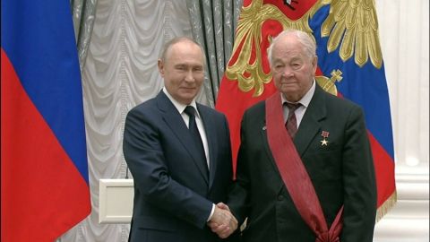 Президент РФ Владимир Путин  вручил орден «За заслуги перед Отечеством» I степени выпускнику Химического факультета ТГУ 1953 года, академику РАН, профессору ТГУ Геннадию Саковичу.